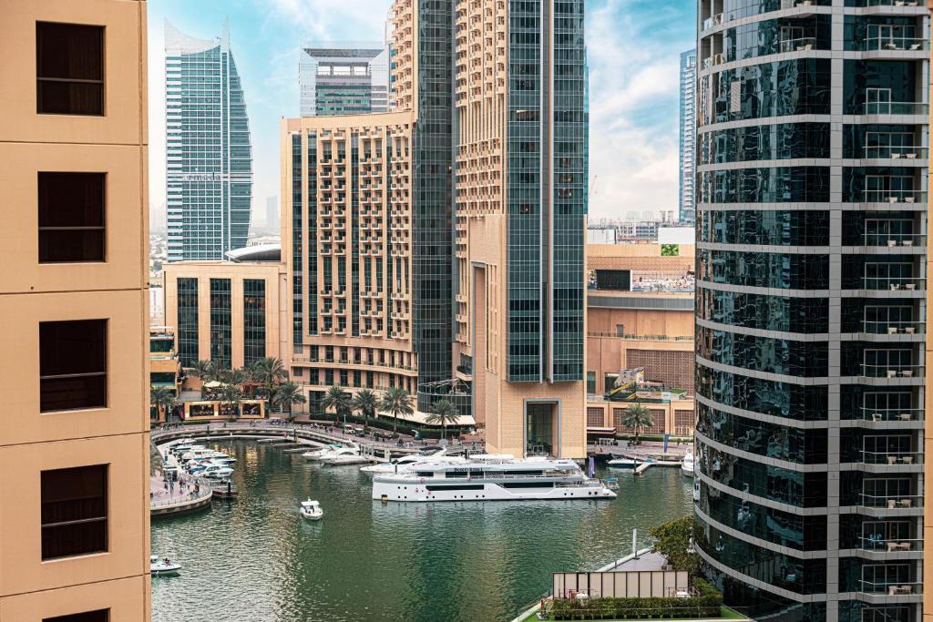 هتل لاکسوریوس 3BR + مید وید پانورامیک ویوز این جی بی آر - Luxurious 3BR + Maid with Panoramic Views in JBR