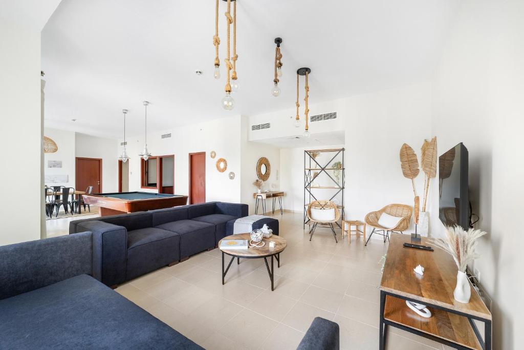 هتل اسپیشس ۱ بی آر آپارتمان - واک تو مارینا بیچ - Spacious 1BR Apartment - Walk to Marina Beach