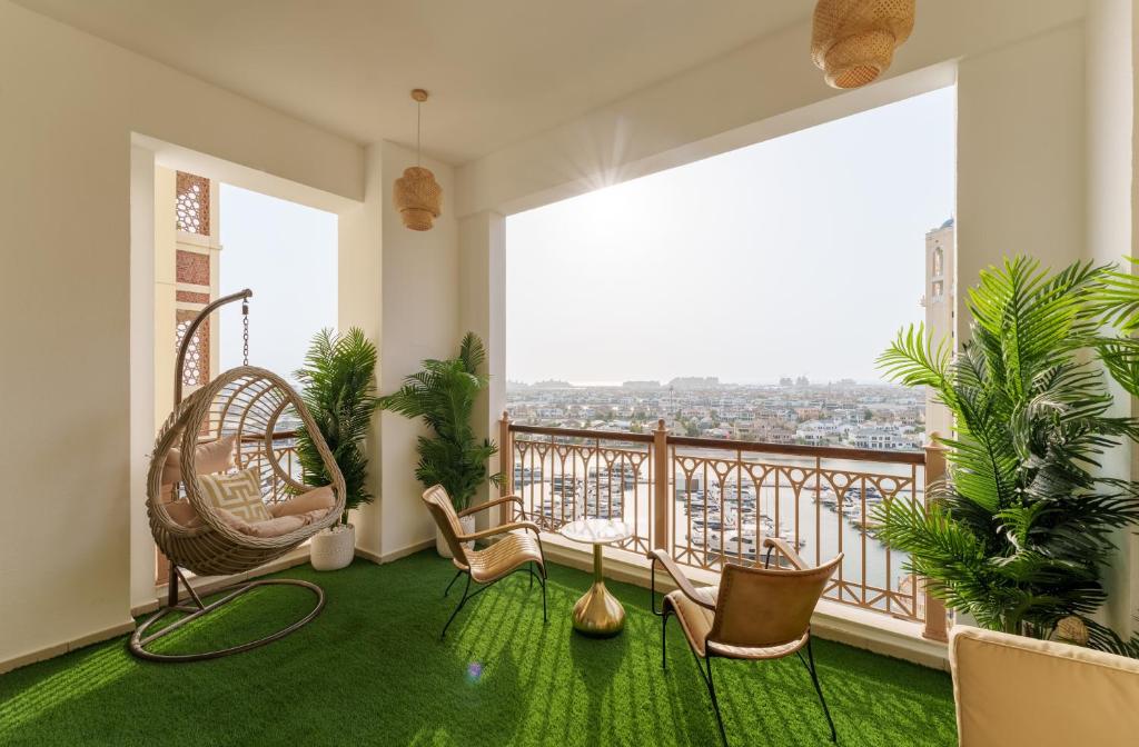 هتل میزون پرسویه - های-اند پالم آپت وید پیکچرسک سیف رنت ویوز - Maison Privee - High-End Palm Apt w/ Picturesque Seafront Views