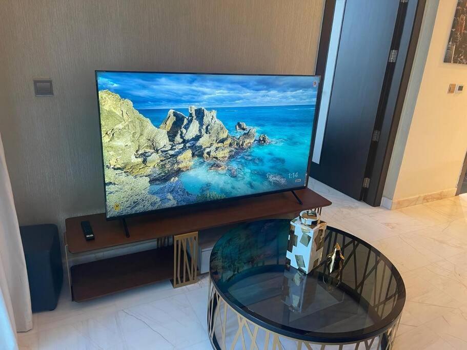 هتل ترندی ۱ بی آر آن بیزنس بی کانال - Trendy 1BR on Business Bay Canal