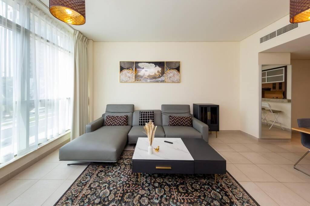 Beautiful 1BR near Burj Khalifa without balcony