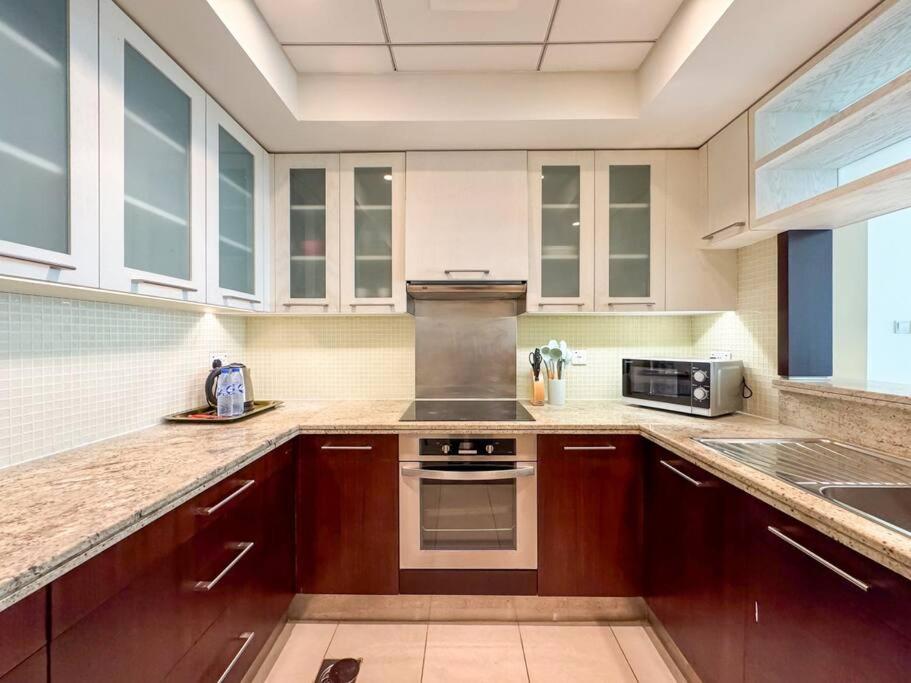 Beautiful 1BR near Burj Khalifa without balcony