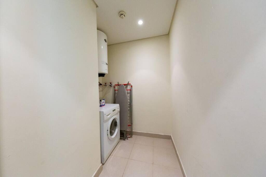 Beautiful 1BR near Burj Khalifa without balcony