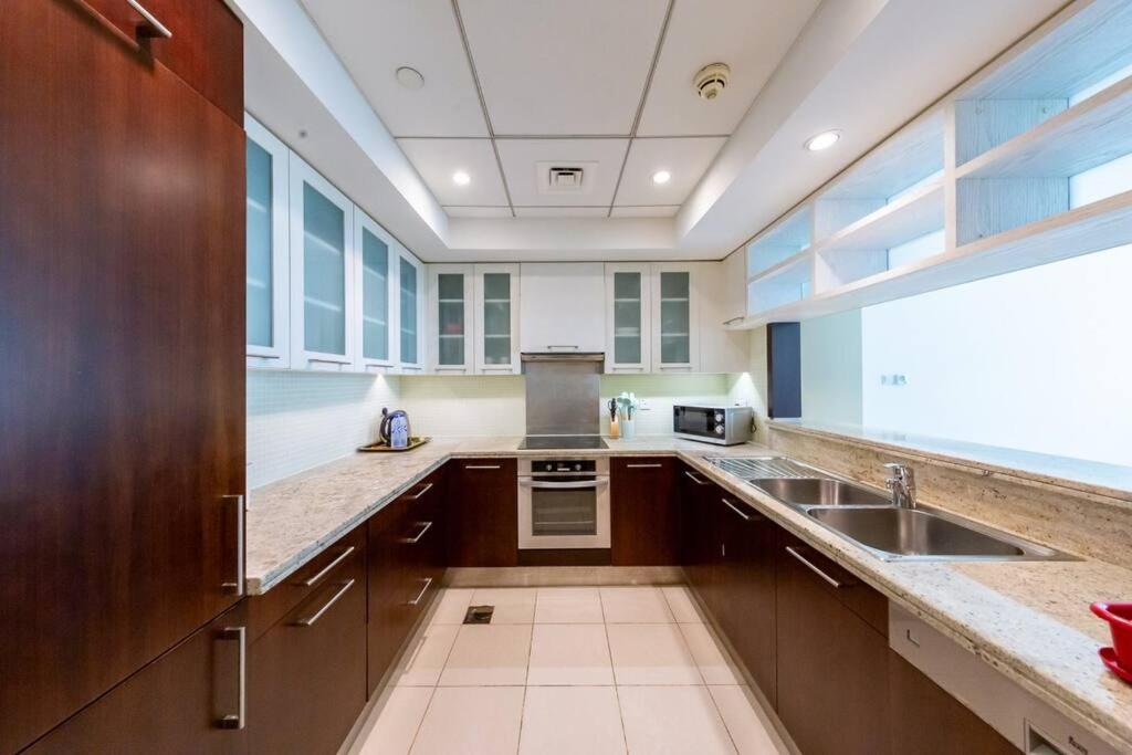 Beautiful 1BR near Burj Khalifa without balcony