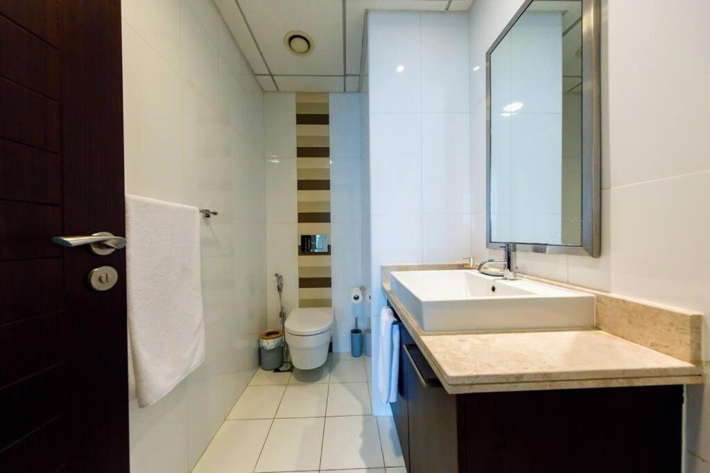 Beautiful 1BR near Burj Khalifa without balcony