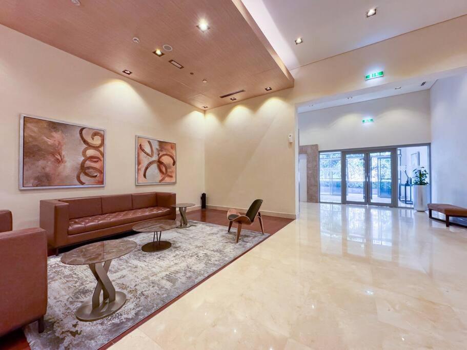 Beautiful 1BR near Burj Khalifa without balcony