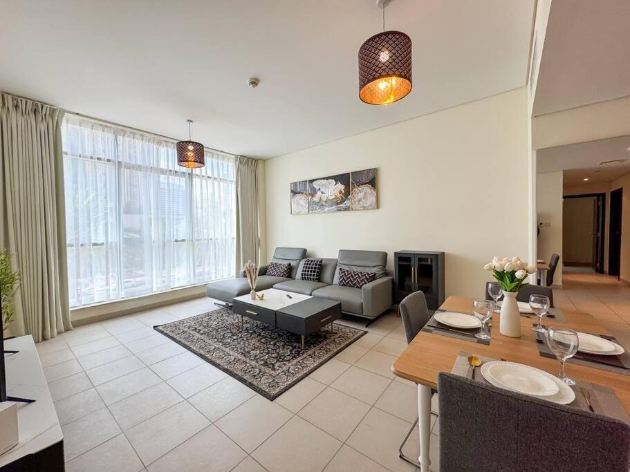 Beautiful 1BR near Burj Khalifa without balcony