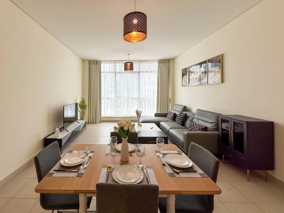 Beautiful 1BR near Burj Khalifa without balcony