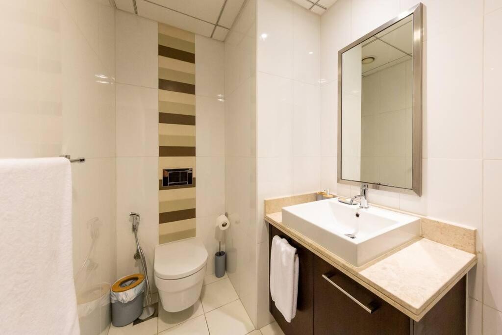 Beautiful 1BR near Burj Khalifa without balcony