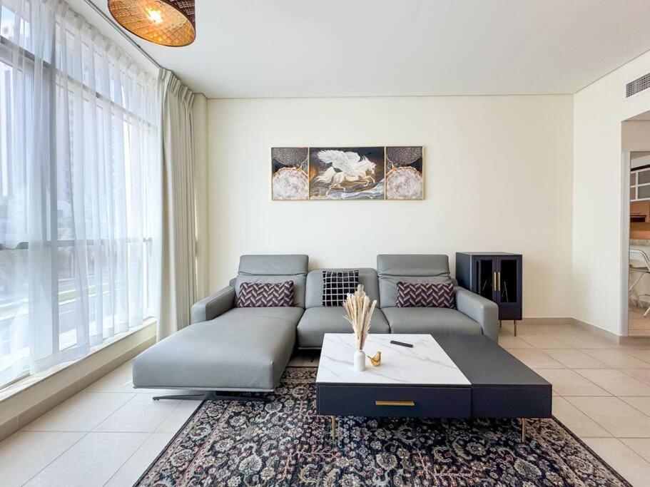 Beautiful 1BR near Burj Khalifa without balcony