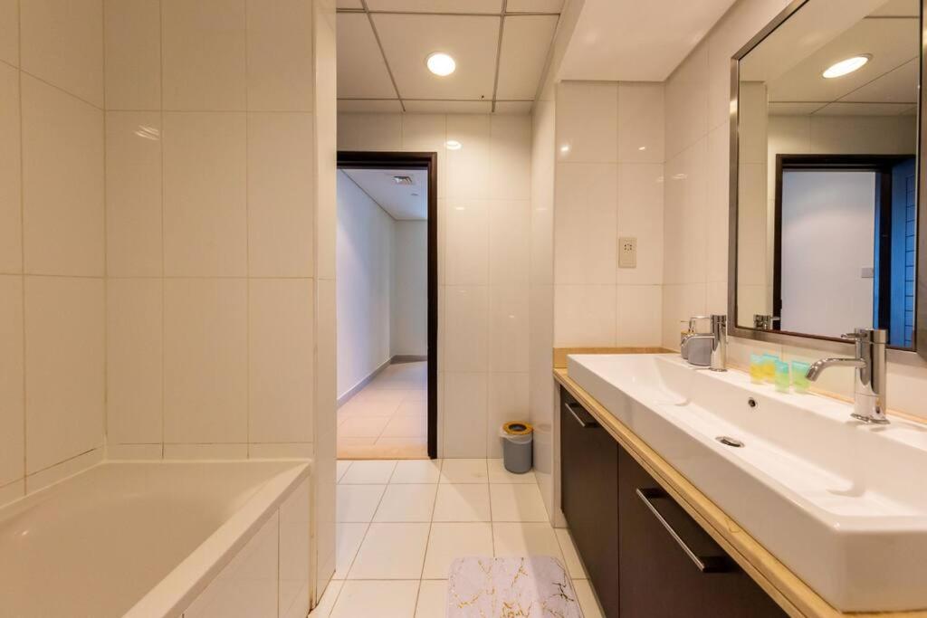 Beautiful 1BR near Burj Khalifa without balcony