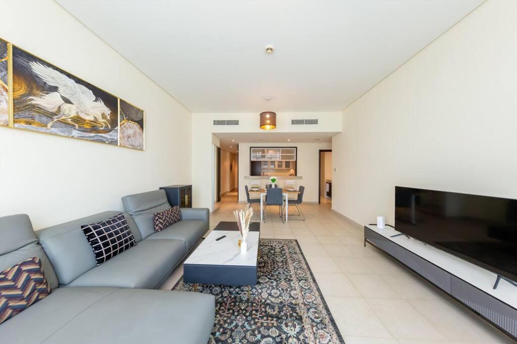 Beautiful 1BR near Burj Khalifa without balcony