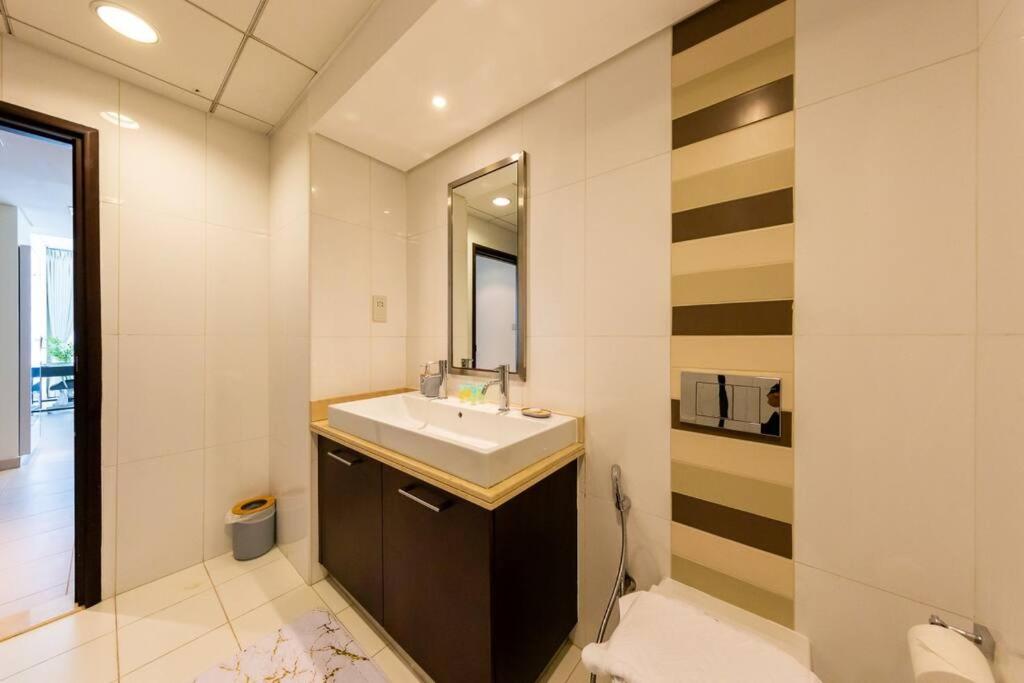 Beautiful 1BR near Burj Khalifa without balcony