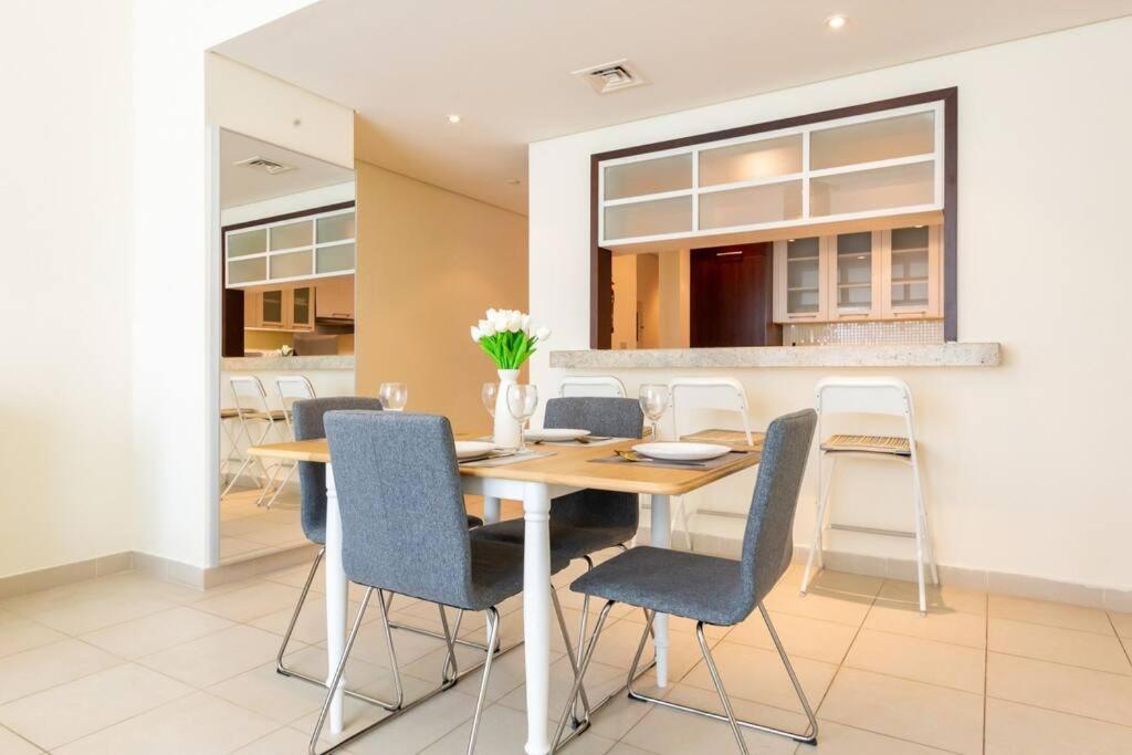 Beautiful 1BR near Burj Khalifa without balcony