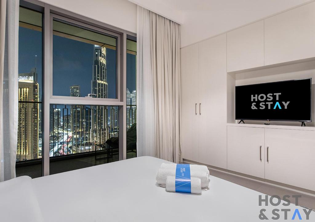 Stylish 2BR Burj Khalifa views