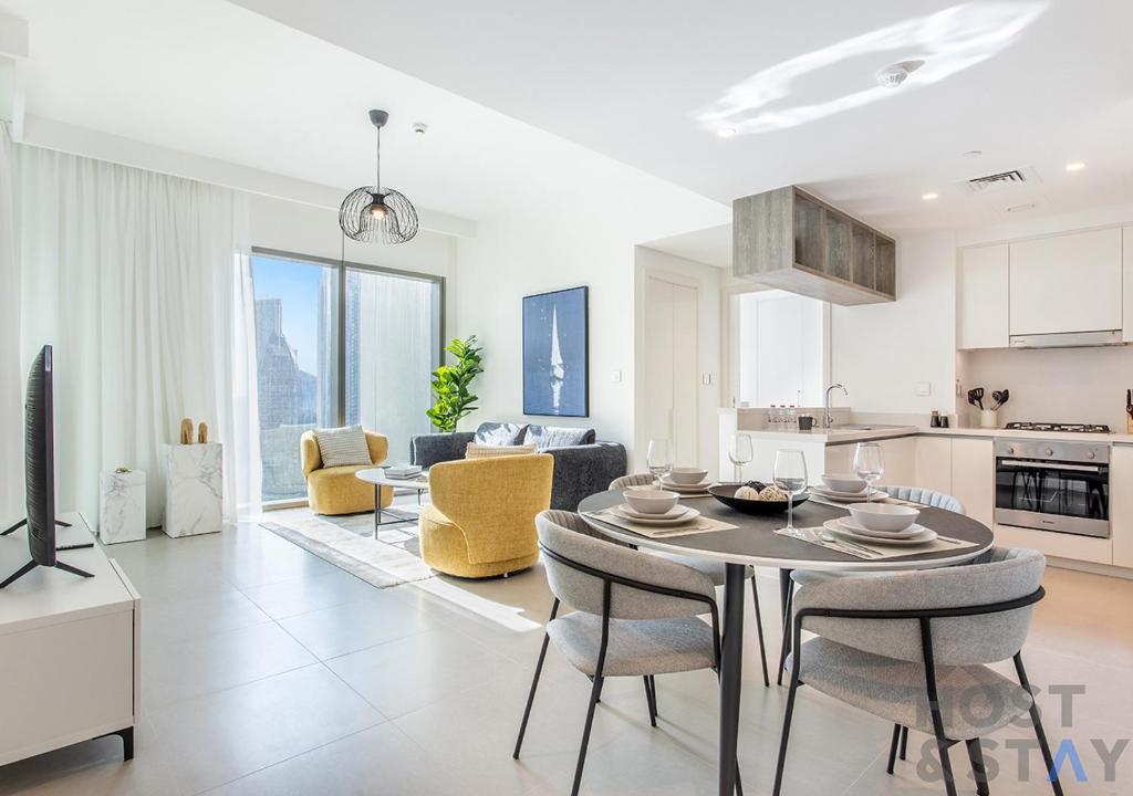 Stylish 2BR Burj Khalifa views