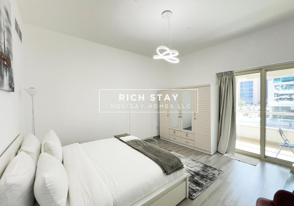 Enticing 2BR in Marina View Tower by Rich Stay