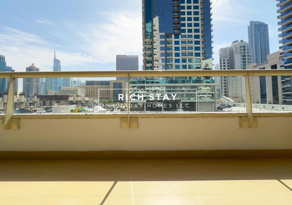 Enticing 2BR in Marina View Tower by Rich Stay