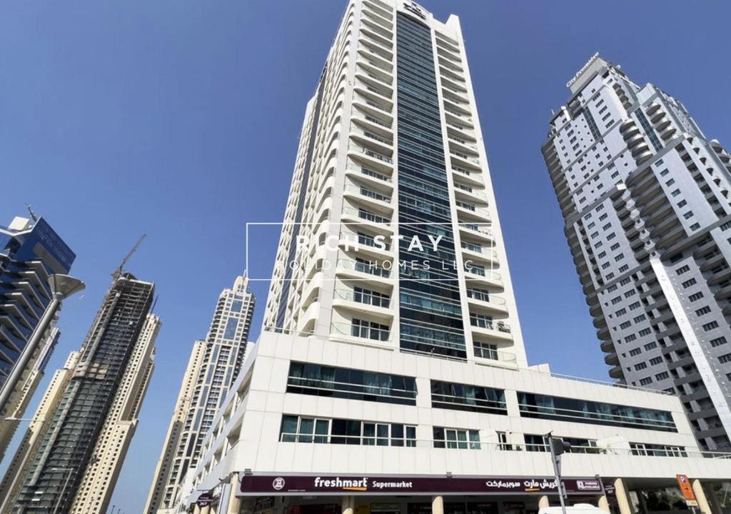 Enticing 2BR in Marina View Tower by Rich Stay