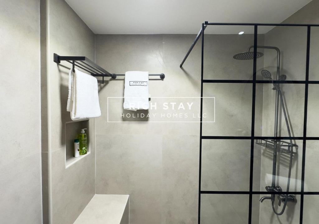 Enticing 2BR in Marina View Tower by Rich Stay