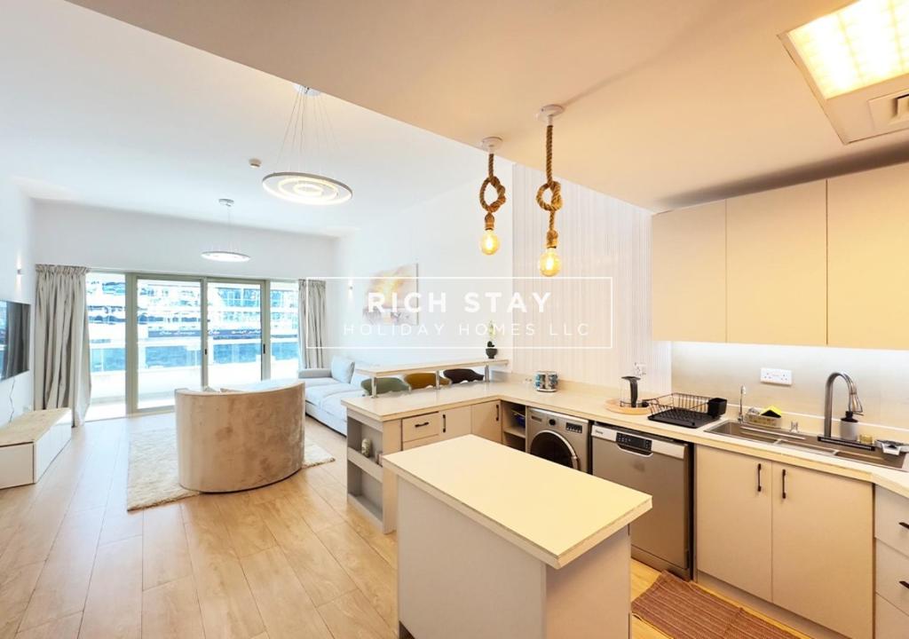 Enticing 2BR in Marina View Tower by Rich Stay