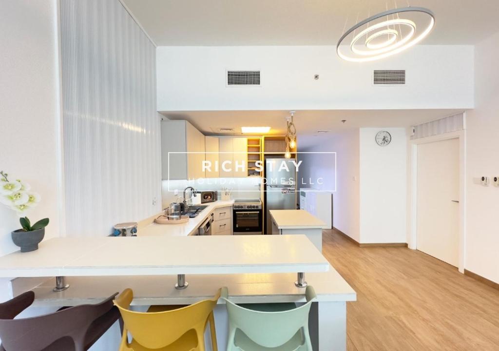 Enticing 2BR in Marina View Tower by Rich Stay