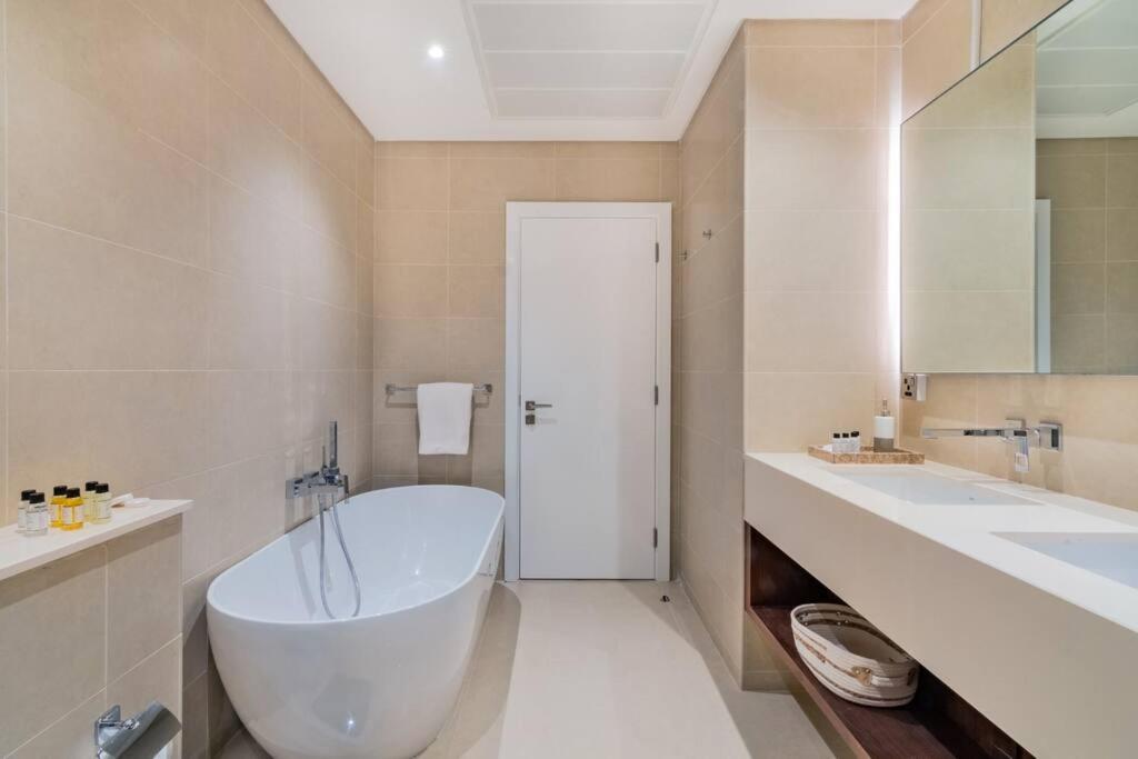 FIRST CLASS 3BR with Amazing Views of Marina