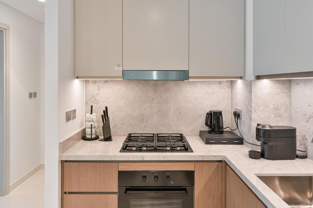 Luxury 1BR Apartment with Private Beach Access