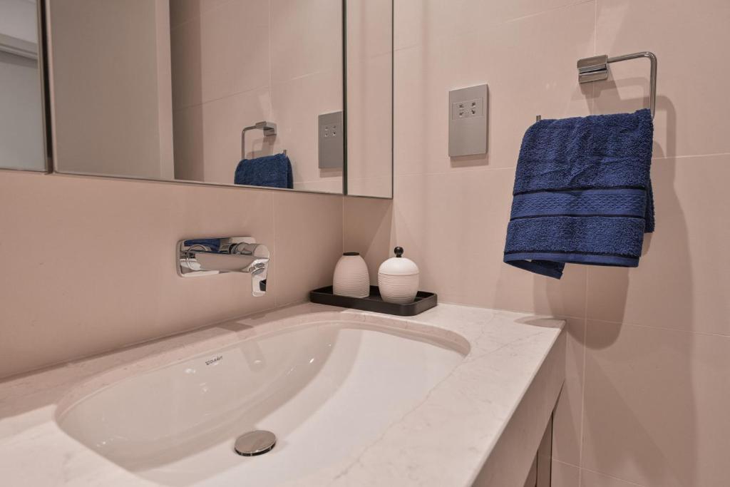 Luxury 1BR Apartment with Private Beach Access