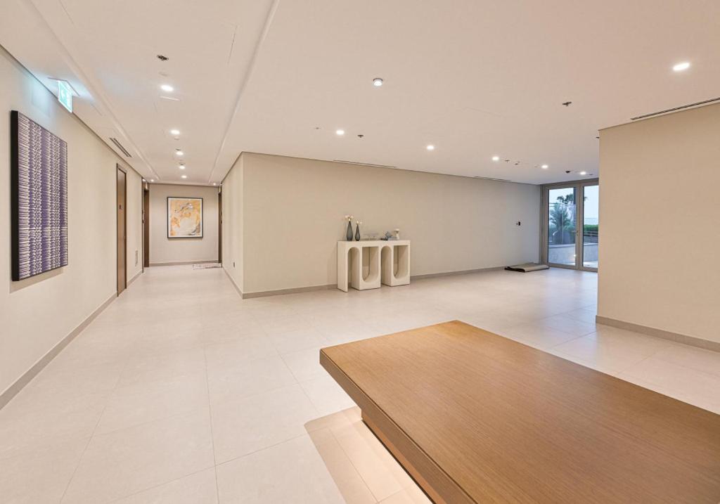 Luxury 1BR Apartment with Private Beach Access