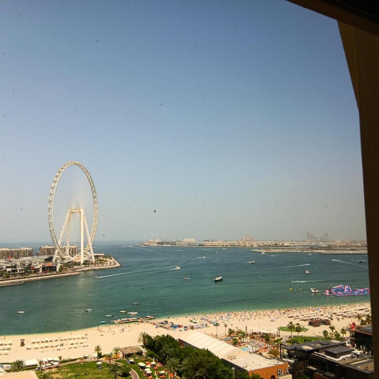 Remarkable 2-Bed Apartment in Dubai