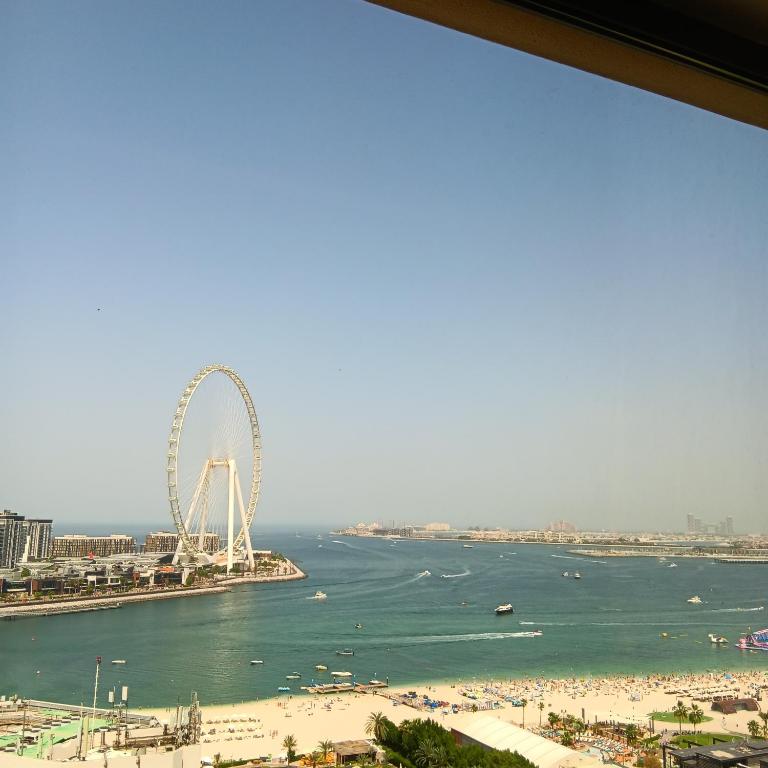 Remarkable 2-Bed Apartment in Dubai