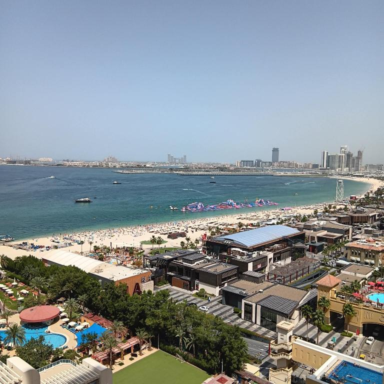 Remarkable 2-Bed Apartment in Dubai