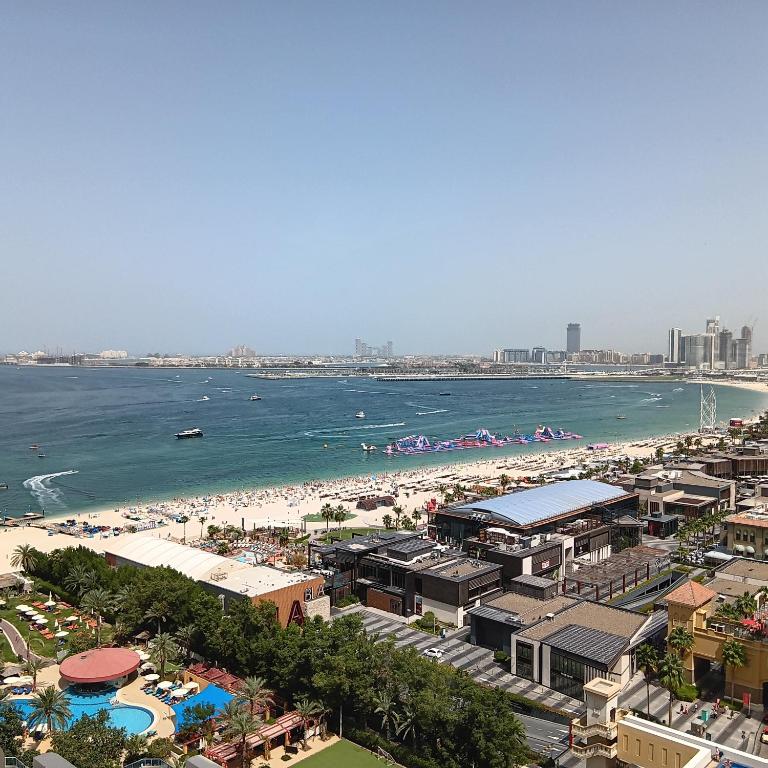 Remarkable 2-Bed Apartment in Dubai