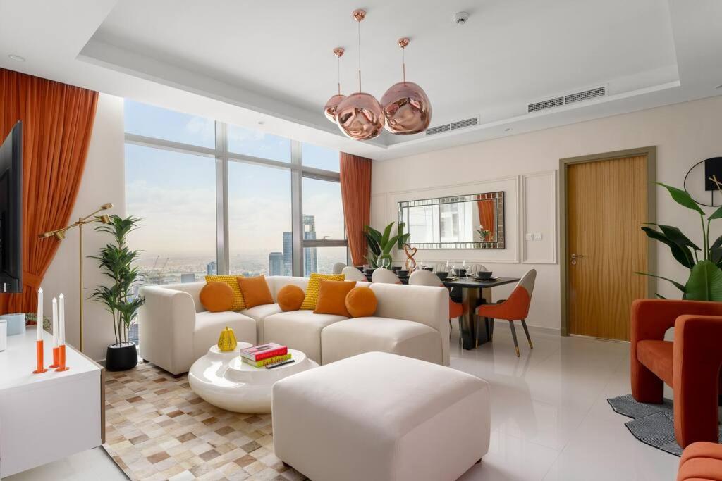 هتل ۵ استار لیوینگ اینفینیتی پول ویت برج خلیفه ویو - 5 Star Living Infinity Pool with Burj Khalifa view