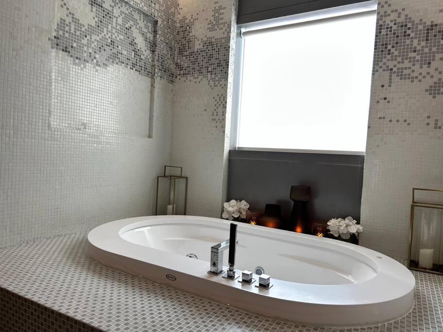 5 Star Living Infinity Pool with Burj Khalifa view