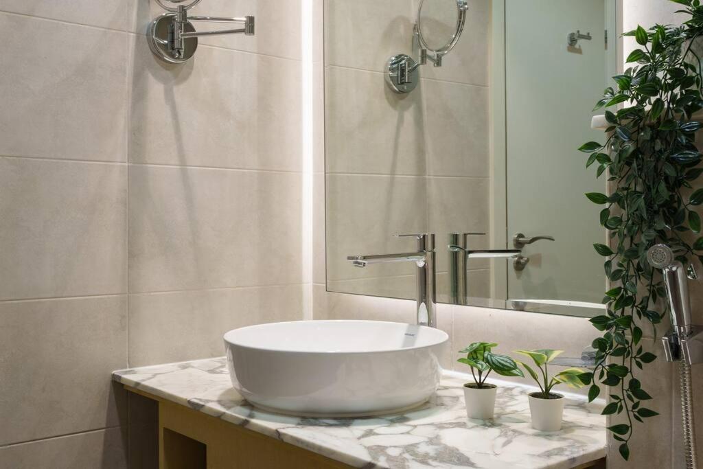 5 Star Living Infinity Pool with Burj Khalifa view