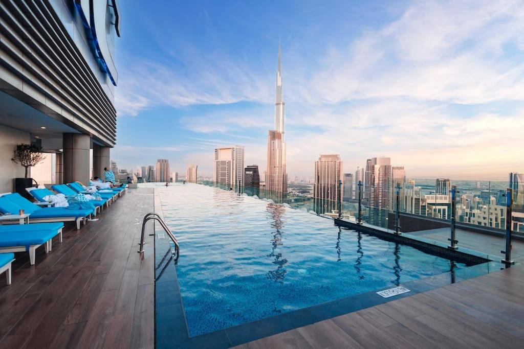 هتل 5 استارز لیوینگ اینفینیتی پول بوجه خلیفہ ویو - 5 Stars Living Infinity Pool Burj Khalifa view