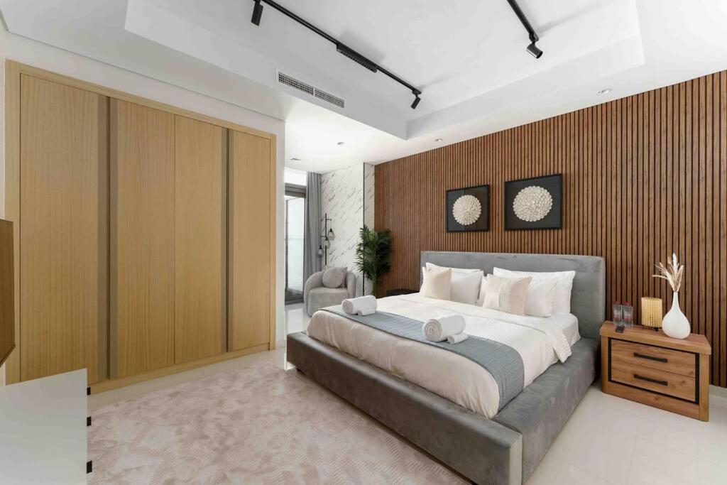 5 Stars Living Infinity Pool Burj Khalifa view