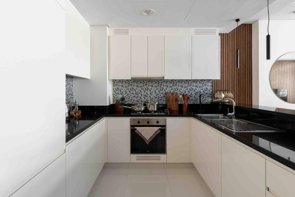 5 Stars Living Infinity Pool Burj Khalifa view