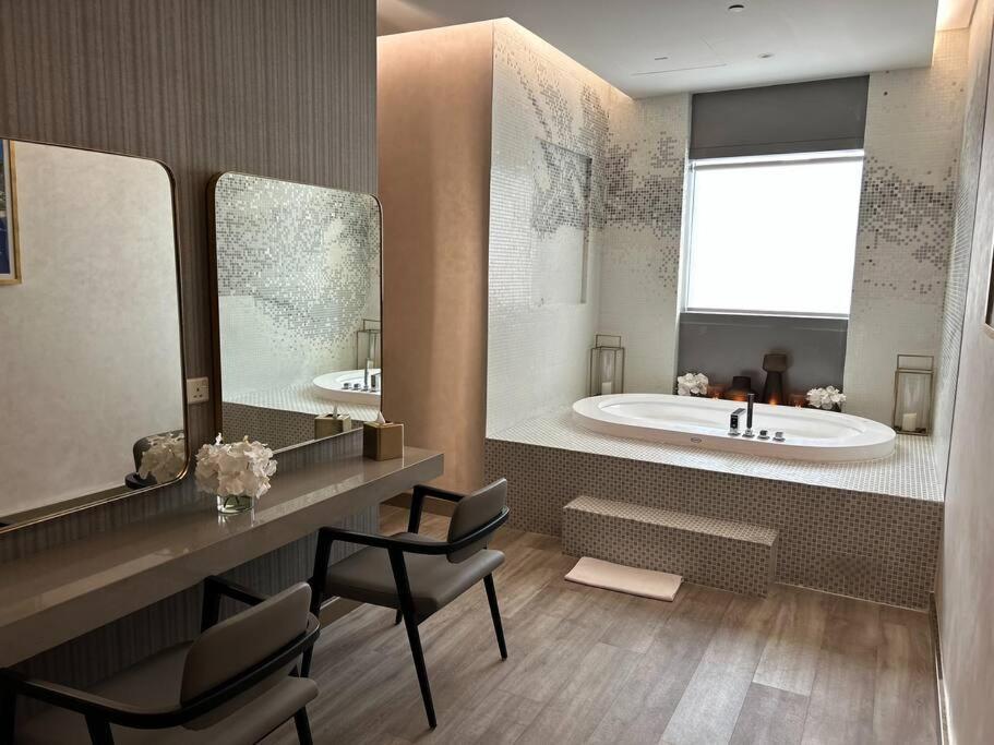 5 Stars Living Infinity Pool Burj Khalifa view