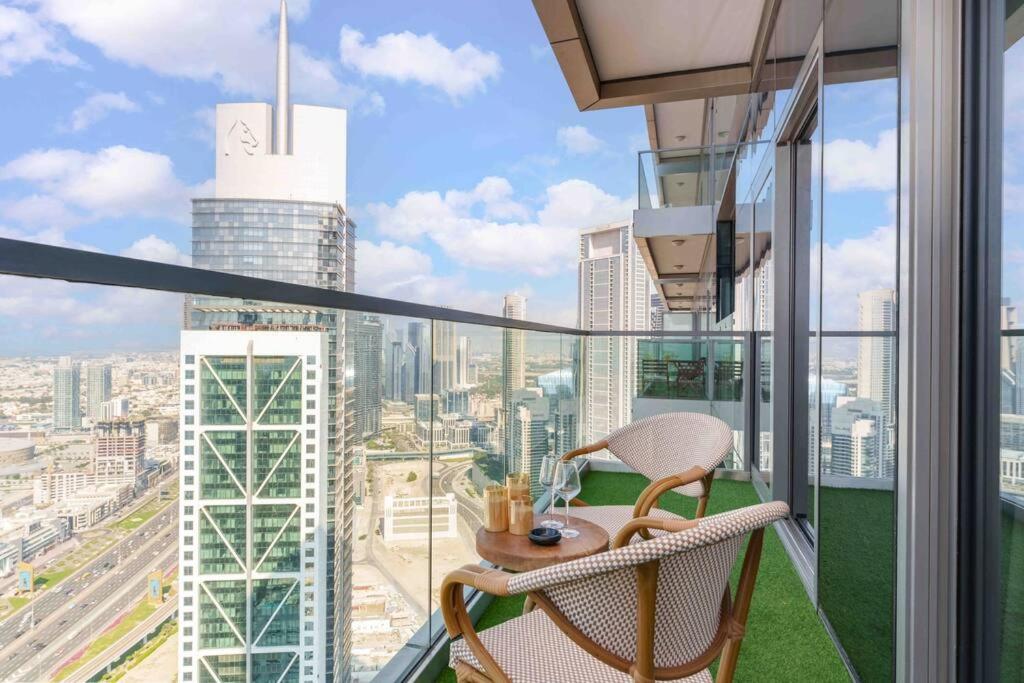 5 Stars Living Infinity Pool Burj Khalifa view