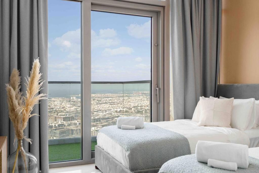 5 Stars Living Infinity Pool Burj Khalifa view