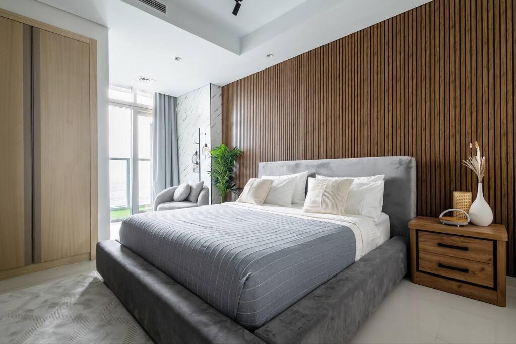 5 Stars Living Infinity Pool Burj Khalifa view