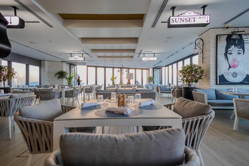 5 Stars Living Infinity Pool Burj Khalifa view