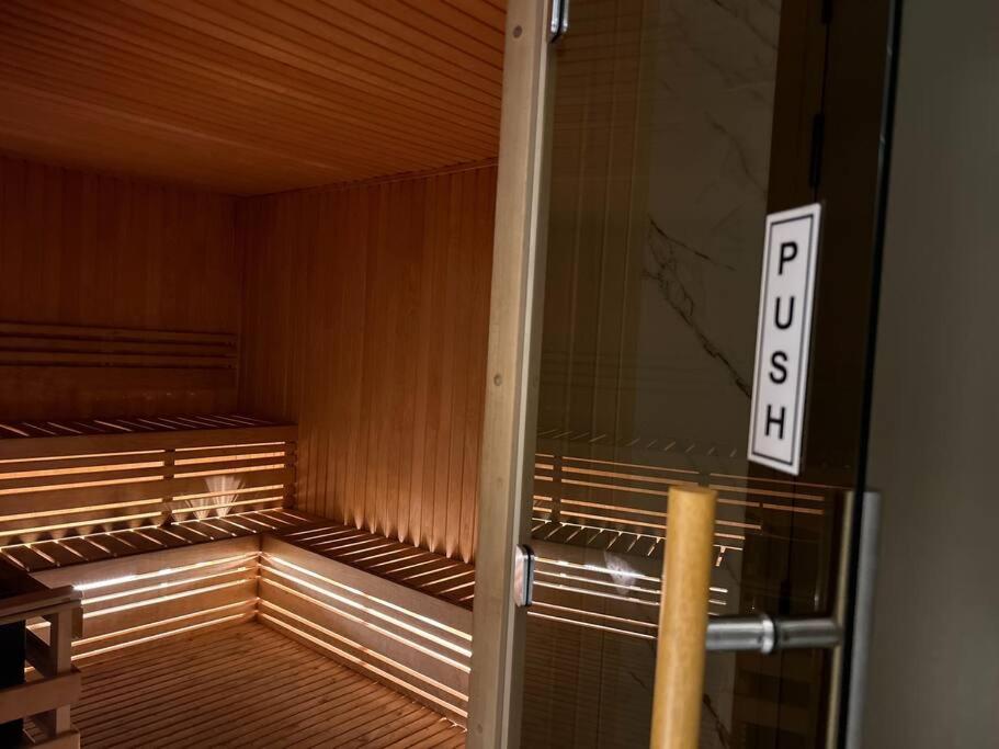 5 Stars Living Infinity Pool Burj Khalifa view