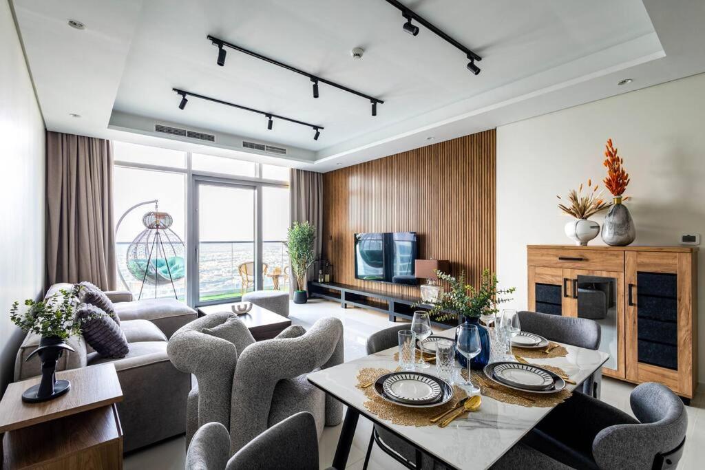 5 Stars Living Infinity Pool Burj Khalifa view