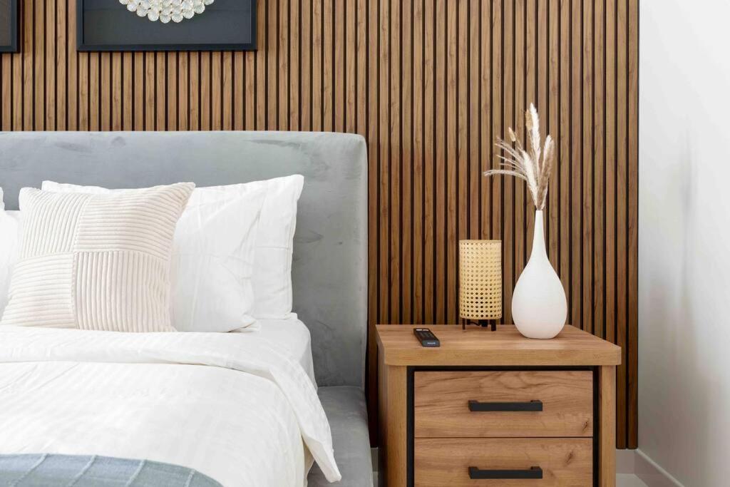 5 Stars Living Infinity Pool Burj Khalifa view