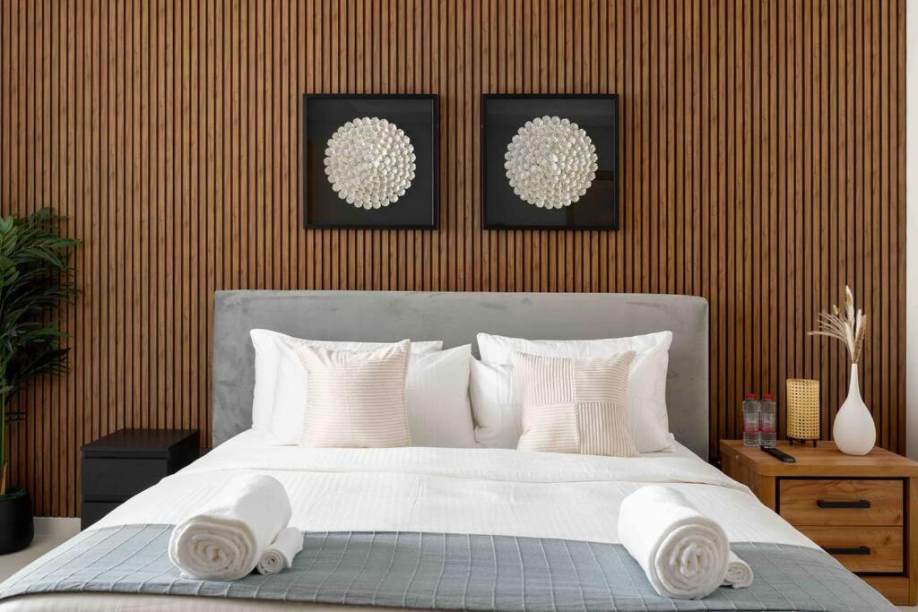 5 Stars Living Infinity Pool Burj Khalifa view