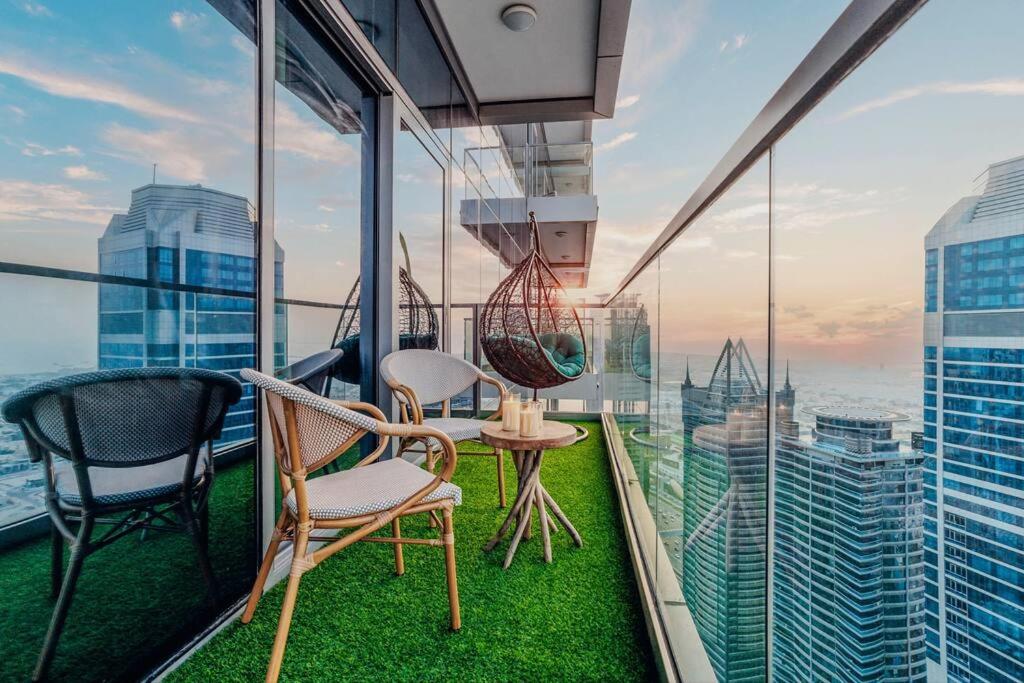 5 Stars Living Infinity Pool Burj Khalifa view